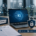 KI in der Auftragsverarbeitung: Laptop mit KI-Anwendung, Auftragsverarbeitungsvertrag und Datenschutzsymbol. Das Bild veranschaulicht Transparenz, Kontrolle und den datenschutzkonformen Einsatz von KI bei Dienstleistern und Unterauftragsverarbeitern.